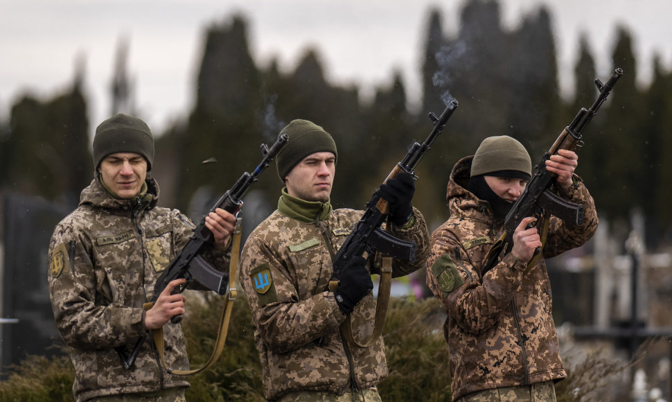 Ukrainiečių kariai leidžia salves, taip pagerbdami žuvusį savo bičiulį