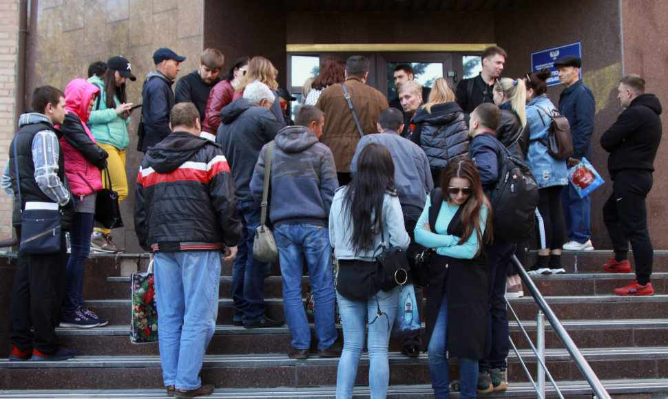 Luhansko gyventojai rikiuojasi eilėje, kad pateiktų prašymus gauti Rusijos pilietybę 