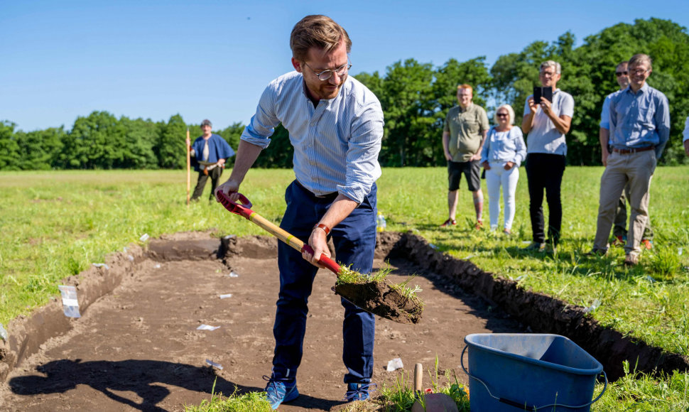 Norvegijos klimato ir aplinkos ministras Sveinungas Rotevatnas simboliškai pradėjo archeologinius kasinėjimus.
