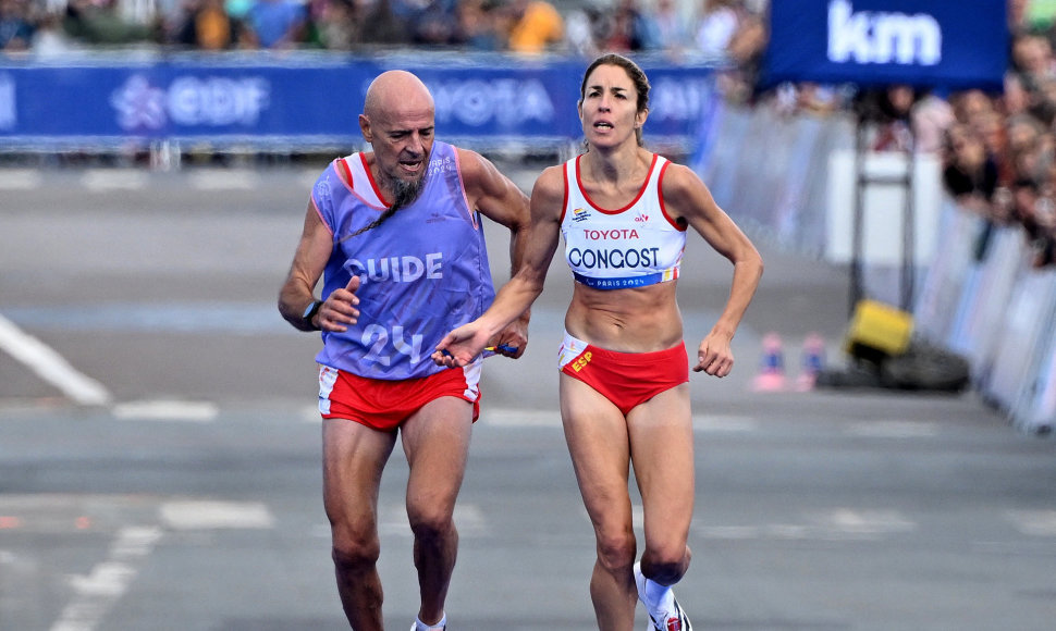 Ispanijos maratonininkė Elena Congost ir jos vedlys Mia Carol