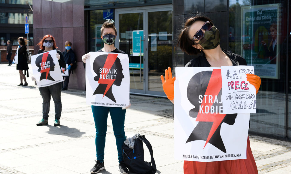 Protestas prieš siekius dar labiau sugriežtinti abortų įstatymus Lenkijoje