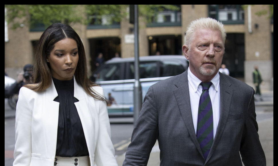 Borisas Beckeris ir jo draugė Lilian de Carvalho atvyko į teismą Londone.