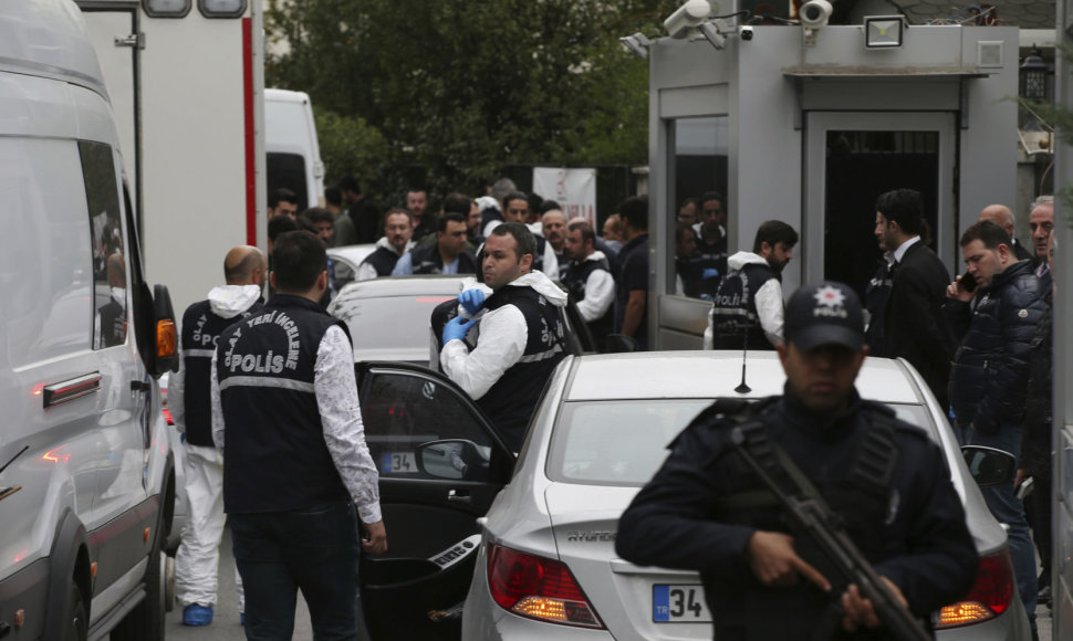 Turkijos policininkai prie Saudo Arabijos konsulo rezidencijos