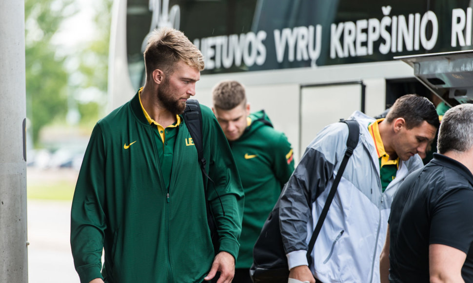 Lietuvos krepšinio rinktinė atvyko į Belgradą. Domantas Sabonis, Jonas Mačiulis.