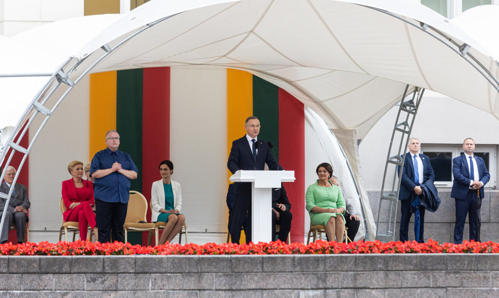 Iškilminga vėliavų pakėlimo ceremonija S. Daukanto aikštėje