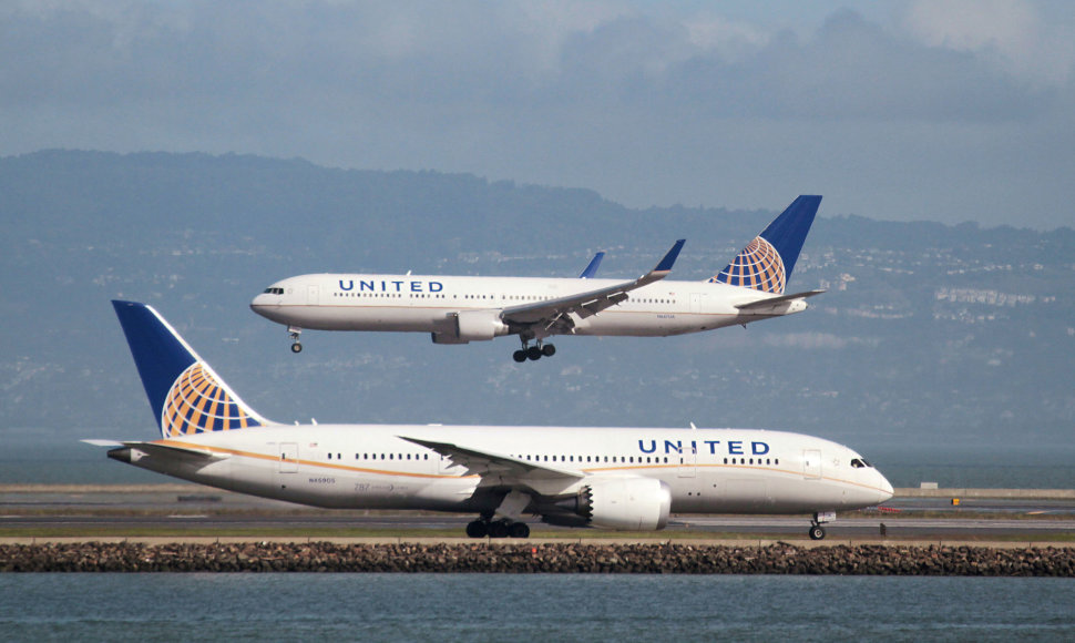 „United Airlines“ tenka rūpintis dėl smūgio kompanijos reputacijai