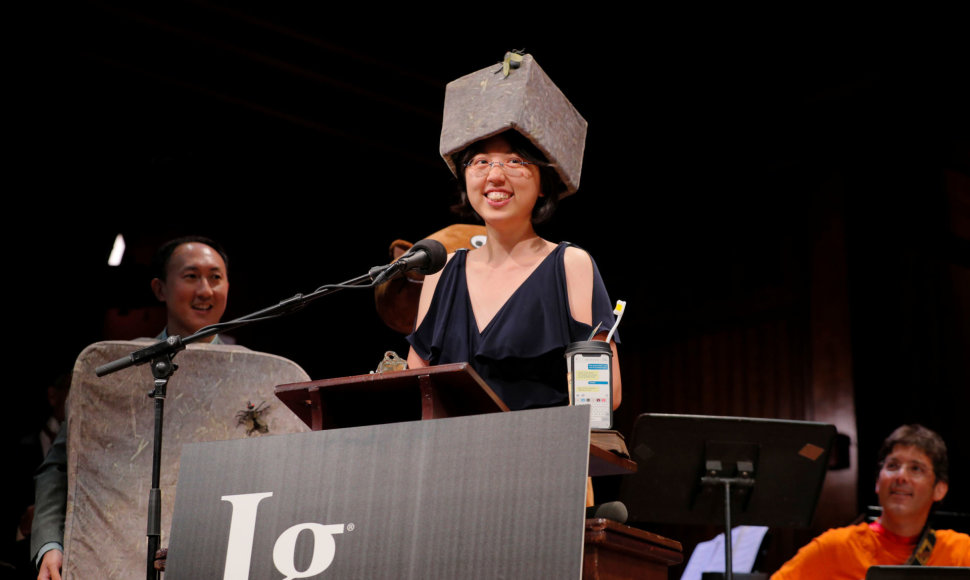 Patricia Yang atsiima Ig Nobelio apdovanojimą už kubinių vombatų išmatų tyrimą