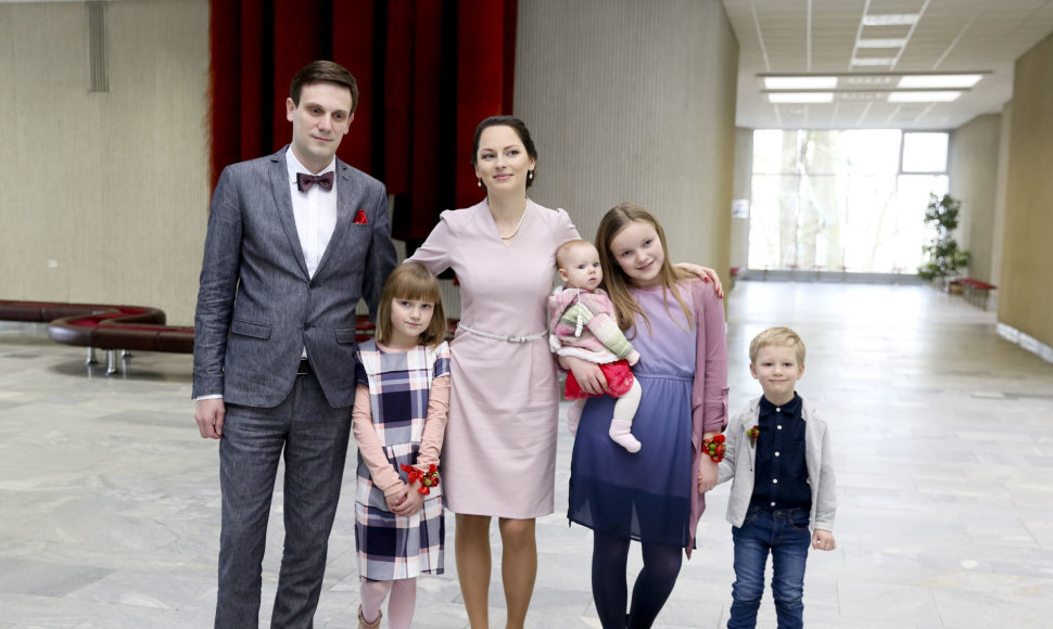 Tomas Tomilinas ir Kristina Juozapavičiūtė su vaikais
