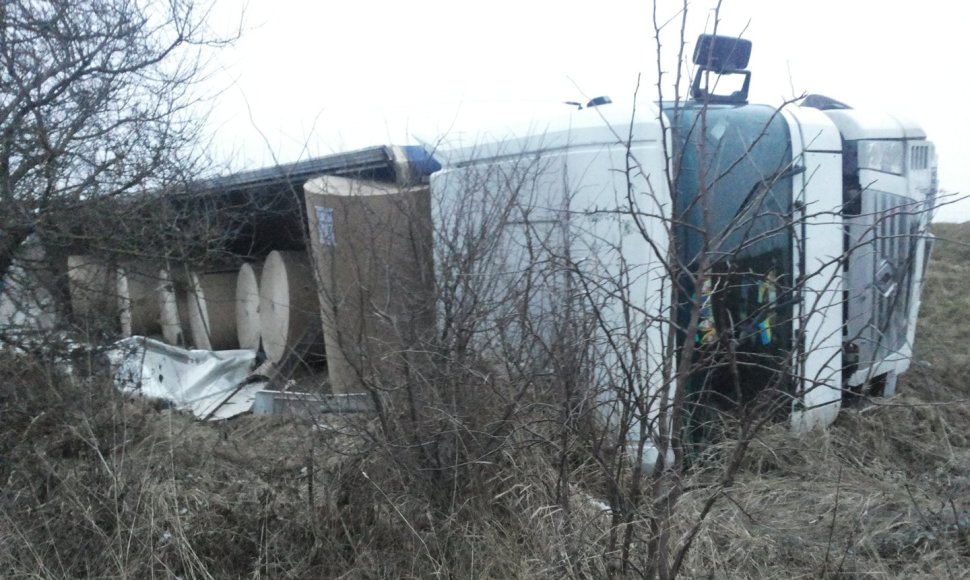 Prie Babtų  apvirto Ukrainos sunkvežimis