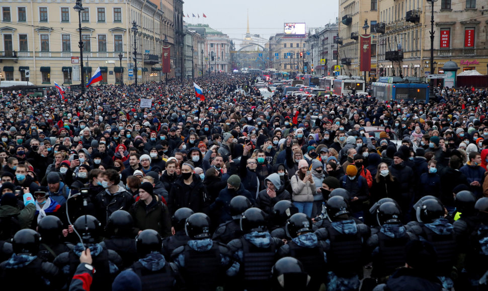 Protestuotojai ir pareigūnai Sankt Peterburge