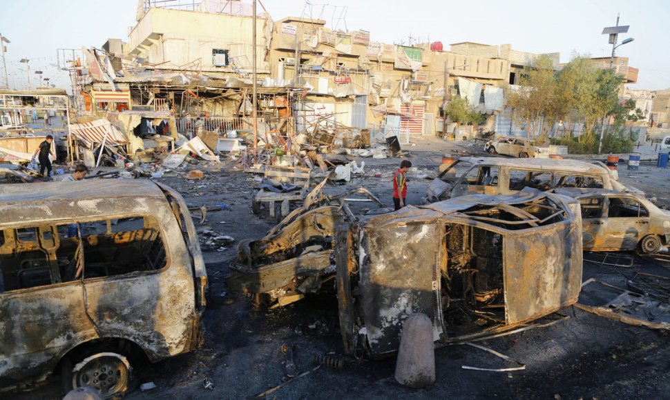 Užminuoto automobilio sprogimo padariniai Bagdade 