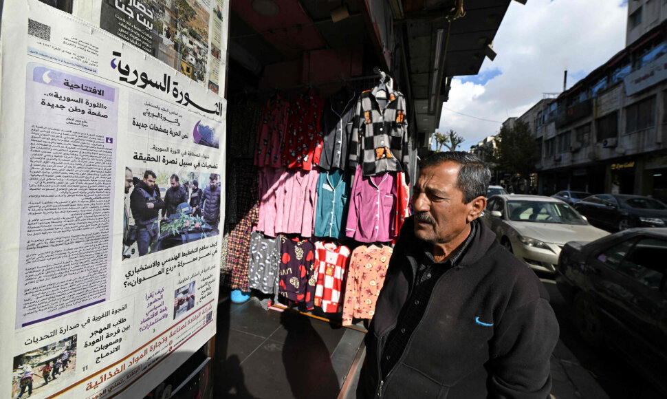 Vyras skaito laikra&scaron;tį &bdquo;al Thawra al Souriya&ldquo; / LOUAI BESHARA / AFP
