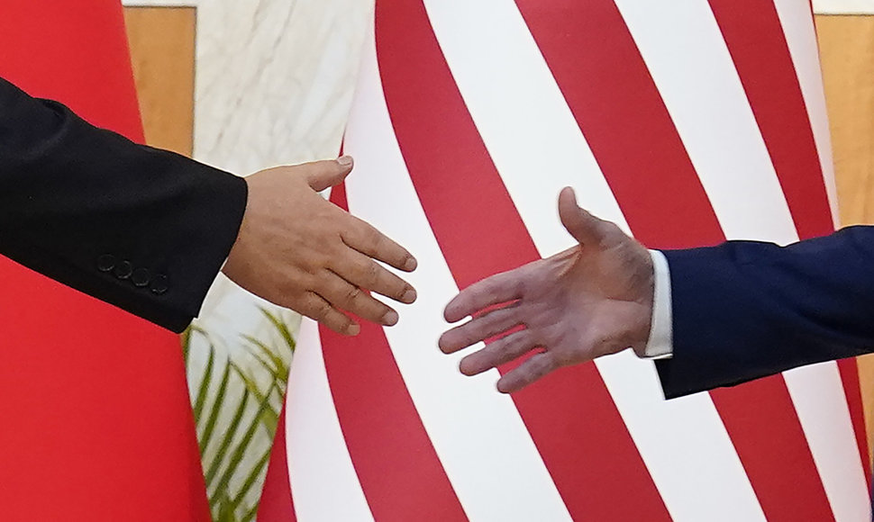 Kinijos ir JAV prezidentai spaudžia vienas kitam rankas per pirmąjį savo susitikimą G-20 kuluaruose