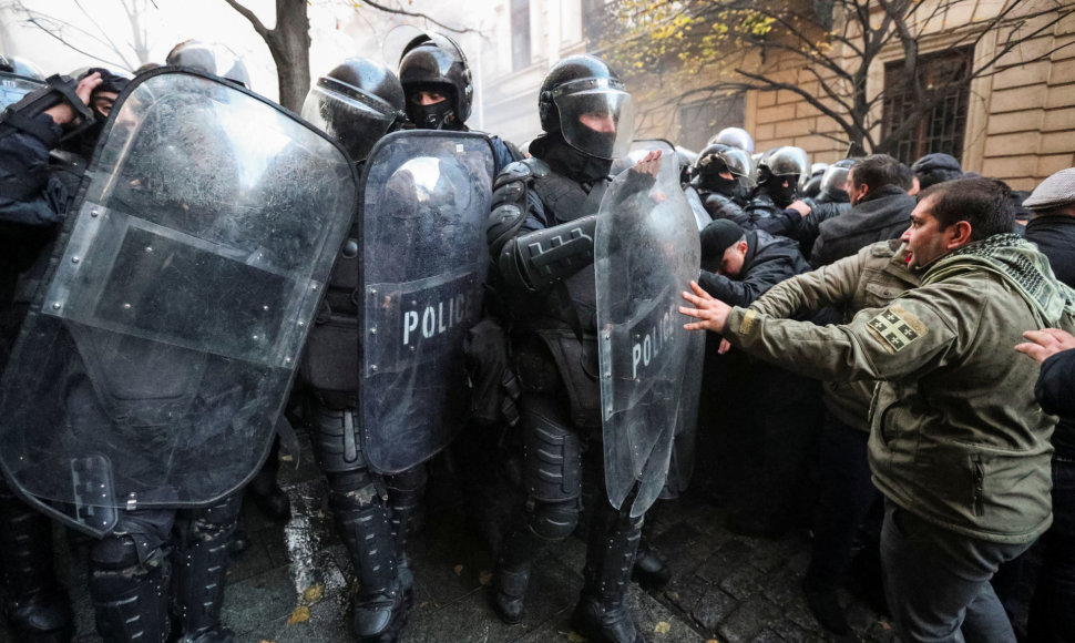 Tbilisyje policija išvaikė parlamentą blokavusius opozicijos demonstrantus