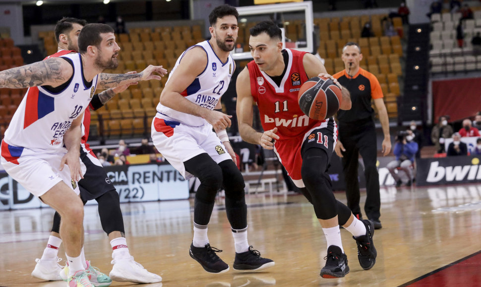 Kostas Sloukas – „Anadolu Efes“ gynėjų apsuptyje