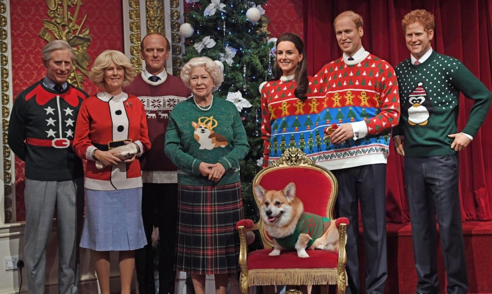 „Madame Tussauds“ muziejus britų karališkąją šeimą aprengė kalėdiniais megztiniais