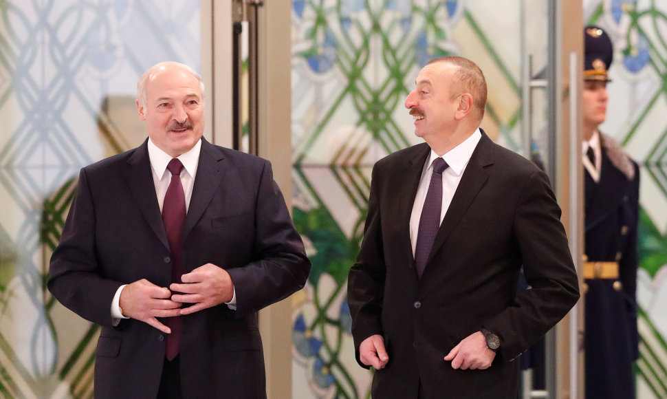 Baltarusijos autoritarinis prezidentas Aliaksandras Lukašenka ir Azerbaidžano prezidentas Ilhamas Alijevas