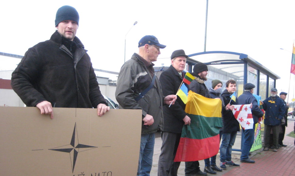Prie Klaipėdos konsulato penktadienį suskubo piketuotojai, sužinoję apie galimas provokacijas.