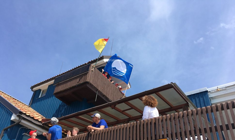 II Melnragėje iškabinus Mėlynąją vėliavą oficiali pradėtas vasaros sezonas Klaipėdos paplūdimiuose.