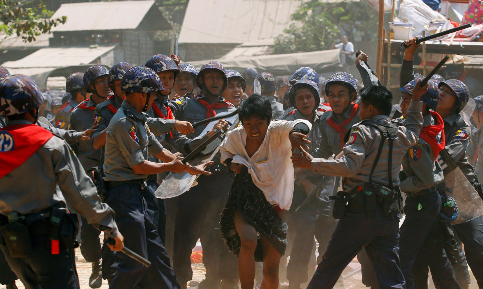 Mianmaras, 2015 kovo 10 d. Policininkai muša pagautą protestuojantį studentą