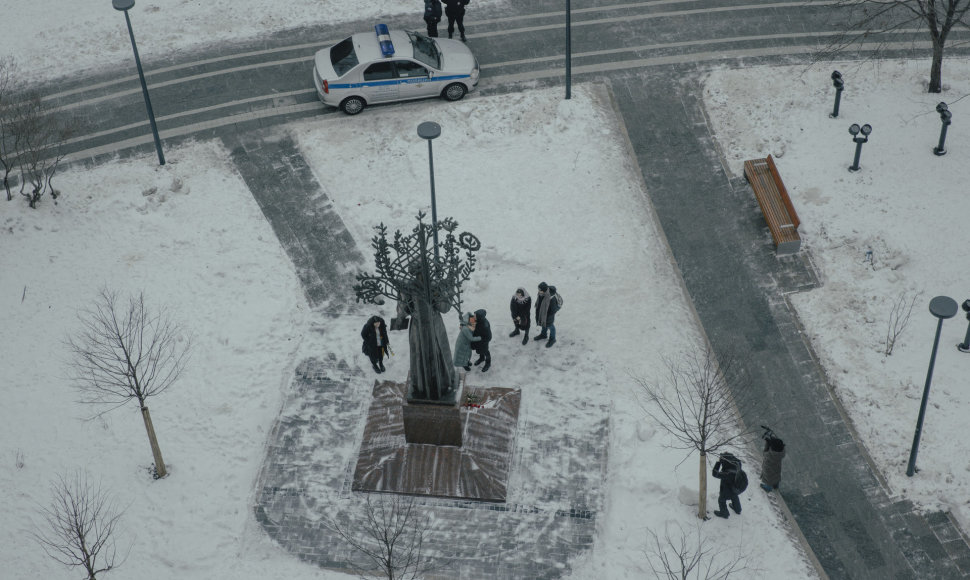 Maskviečiai protestuoja, atnešdami gėlių