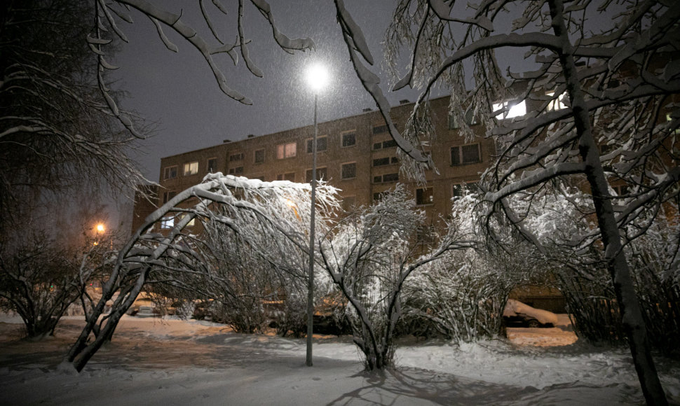 Daugiabučio kiemas žiemą