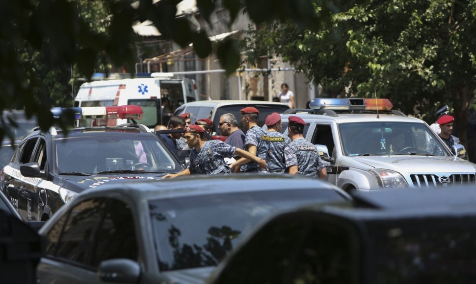 Ginkluota grupė užėmė policijos ir Vidaus reikalų ministerijos pajėgų pastatą Jerevane