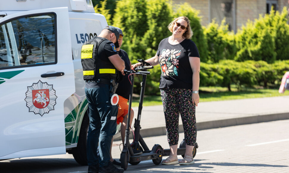 Palangoje policija drausmino dviratininkus ir paspirtukininkus