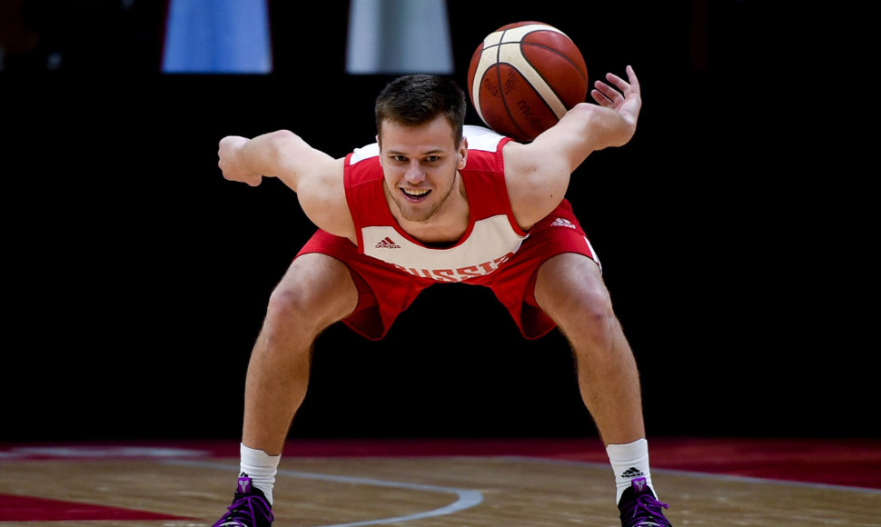 Rusijos krepšininkai po treniruotės pasigedo karšto vandens rūbinėje.