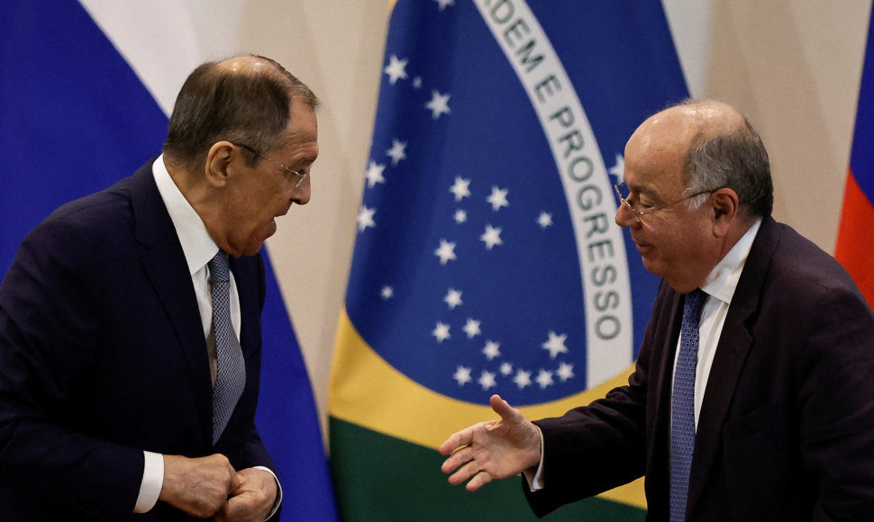 Rusijos užsienio reikalų ministras Sergejus Lavrovas ir Brazilijos kolega Mauro Vieira