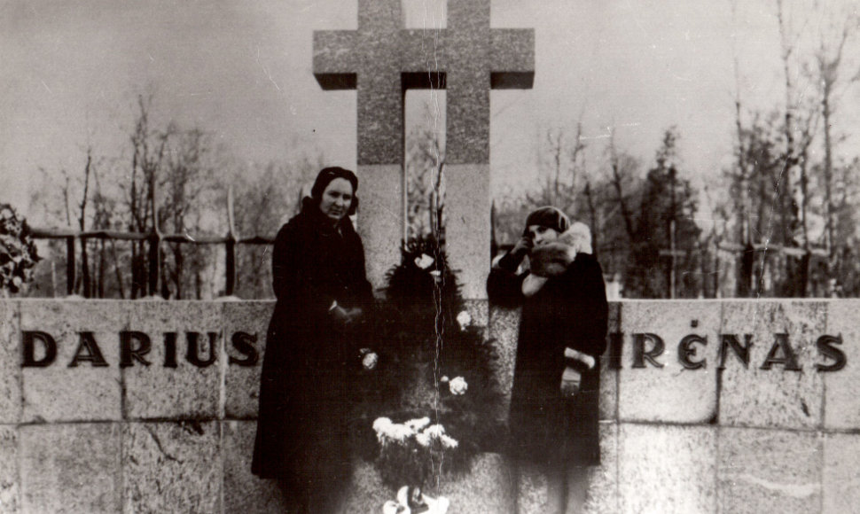 Prie „Lituanica“ lakūnų Stepono Dariaus ir Stasio Girėno mauzoliejus Kauno karių kapinėse stovi Stepono Dariaus žmona ir dukra. 1937 m.