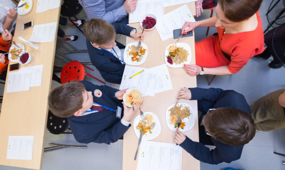 Vaikų mityba mokyklose: sveikesnio maisto degustacija