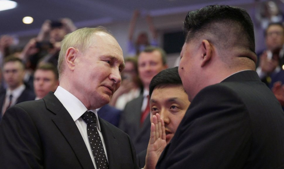 Rusijos prezidentas Vladimiras Putinas lanko / GAVRIIL GRIGOROV / AFP