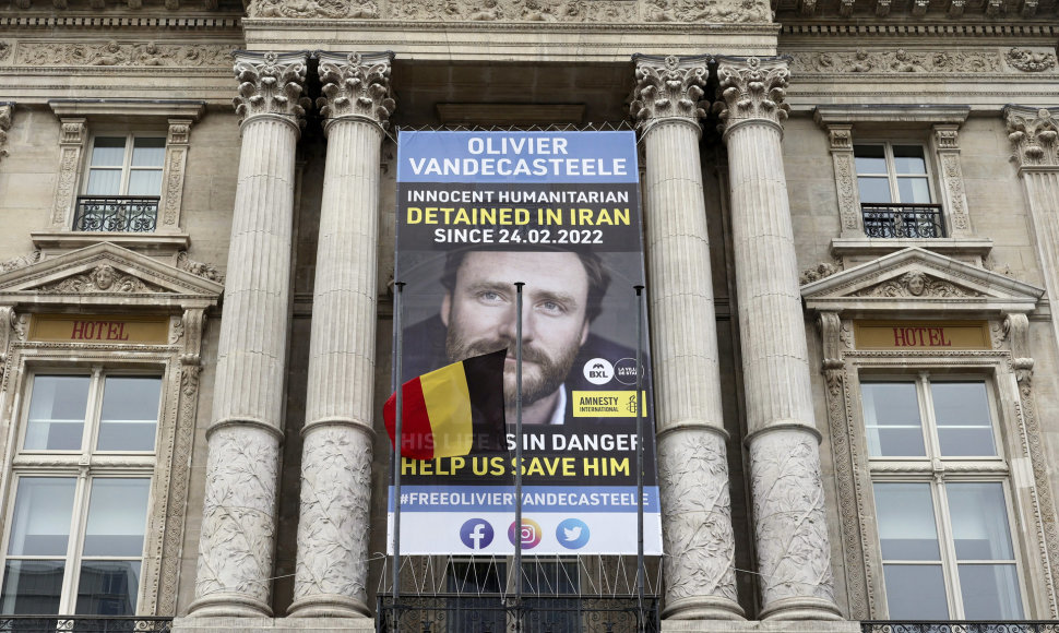 Už Olivier Vandecasteele išslaivinimą pasisakantys plakatai Belgijoje