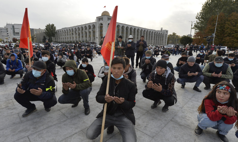 Kirgizai meldžiasi protesto metu