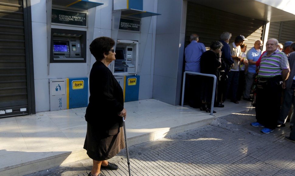 Graikija savaitei uždarė bankus ir įvedė kapitalo kontrolę