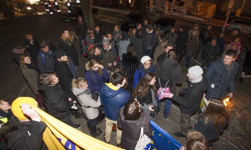 Dešimtys jaunuolių Vilniuje prie ambasados išreiškė paramą Ukrainos protestuotojams.