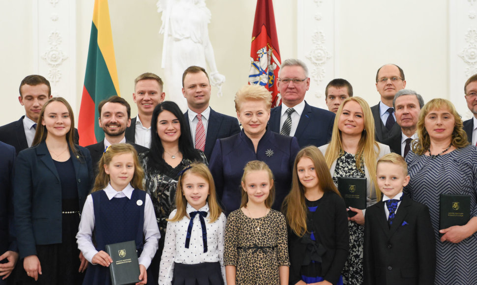 Dalia Grybauskaitė apdovanojo dešimtojo Konstitucijos egzamino nugalėtojus