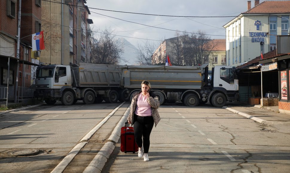 Kosovo šiaurėje serbai pastatė barikadas