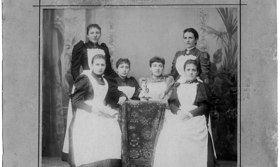 Grupinis portretas. Pirma iš dešinės Marianna Czarska (vėliau Kuffel), Berlynas, XIX a. pabaiga