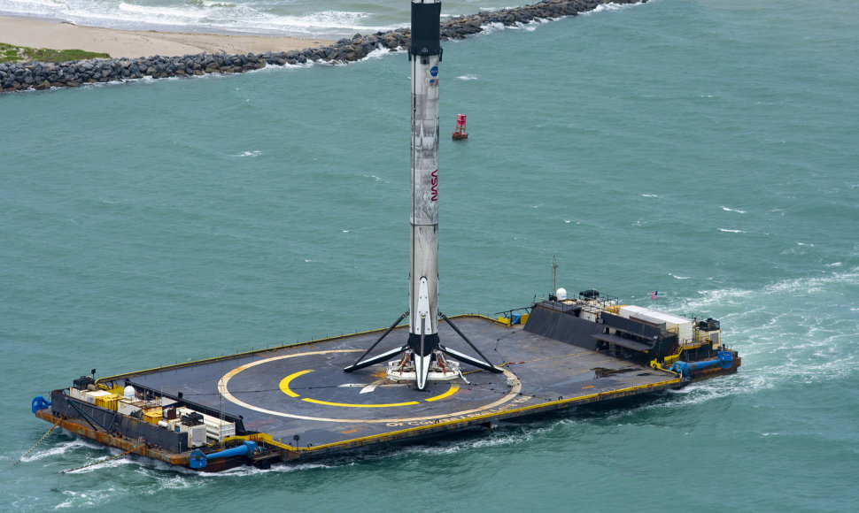 Saugiai susigrąžinta „SpaceX“ raketos, iškėlusios žmones į kosmosą, pakopa