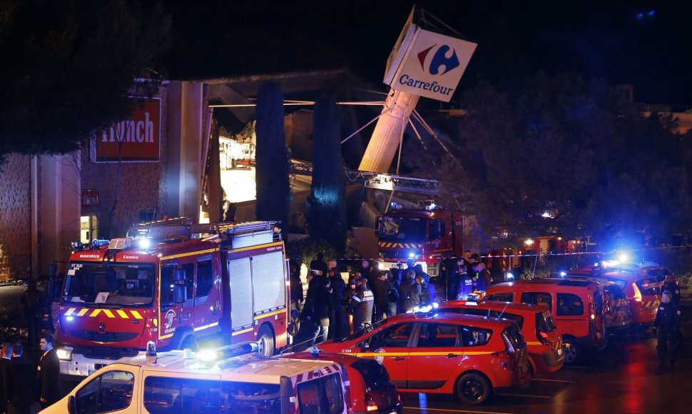 Prancūzijoje sugriuvo prekybos centro „Carrefour“ stogas.