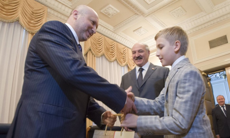 Baltarusijos prezidentas Aliaksandras Lukašenka su sūnumi Nikolajumi ir O.Turčynovu