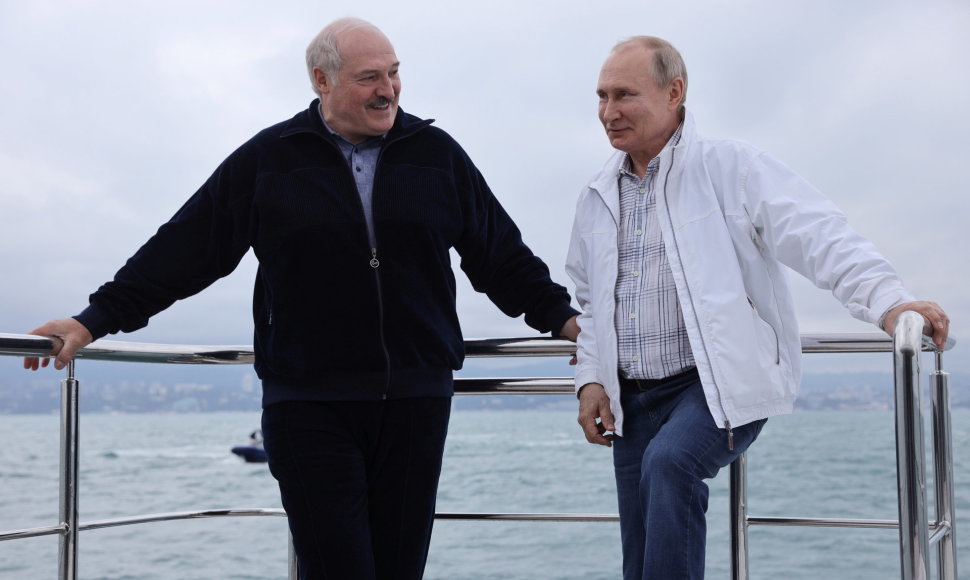 Antrąją susitikimo dieną V.Putinas su A.Lukašenka plaukiojo laivu