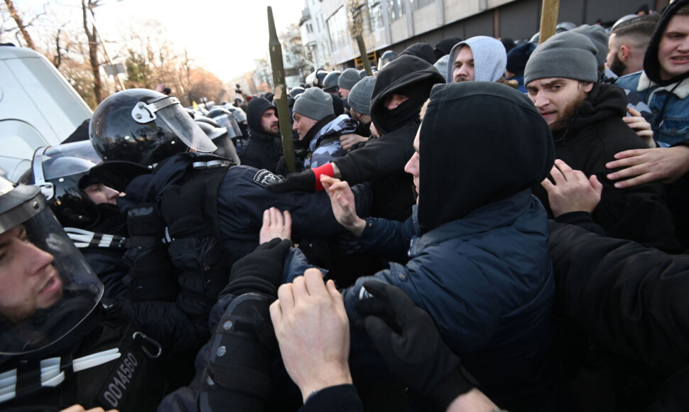 Kijeve per protestuotojų susirėmimus su policija nukentėjo du teisėsaugininkai