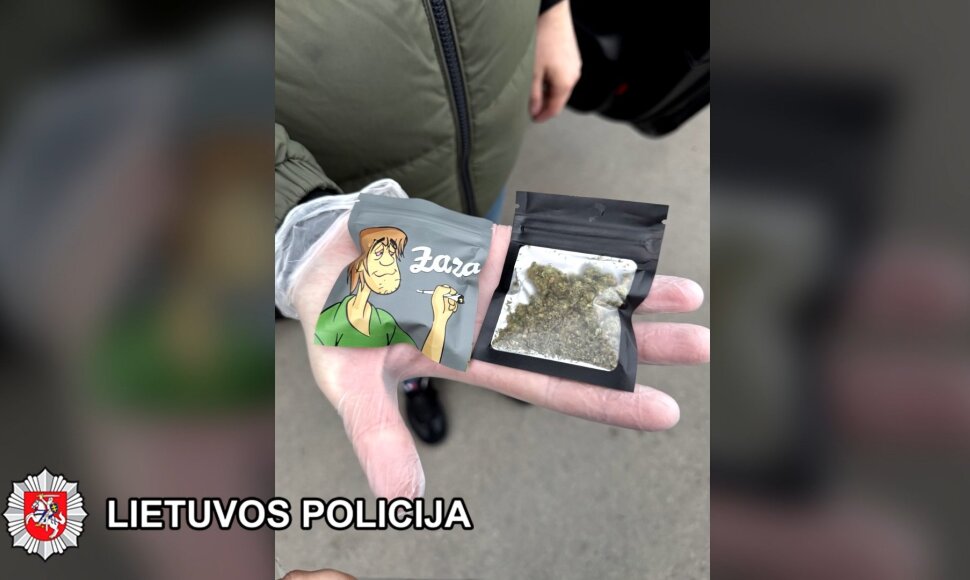 Klaipėdos teisėsaugininkai su įkalčiais sulaikė jaunuolį įtariamą platinusį narkotines medžiagas
