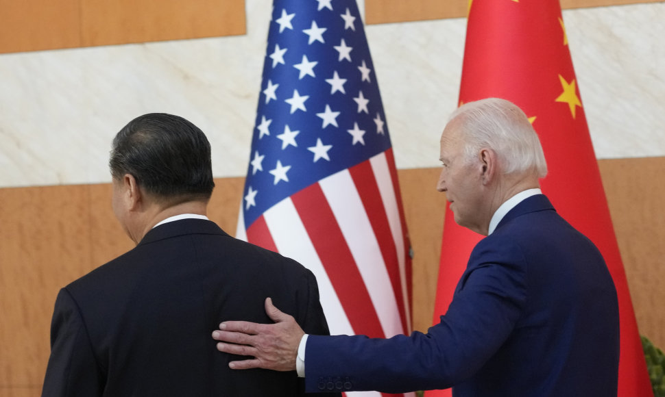 J.Bidenas ir Xi Jinpingas susitikimo pradžioje