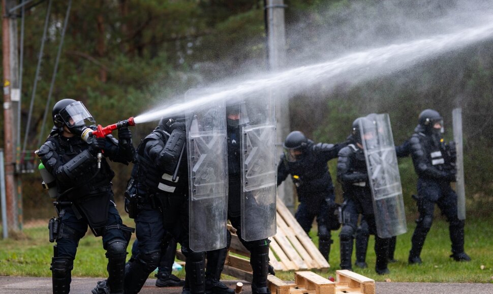Pratybos Antavilių vandens stotyje / Robertas Riabovas/BNS nuotr.