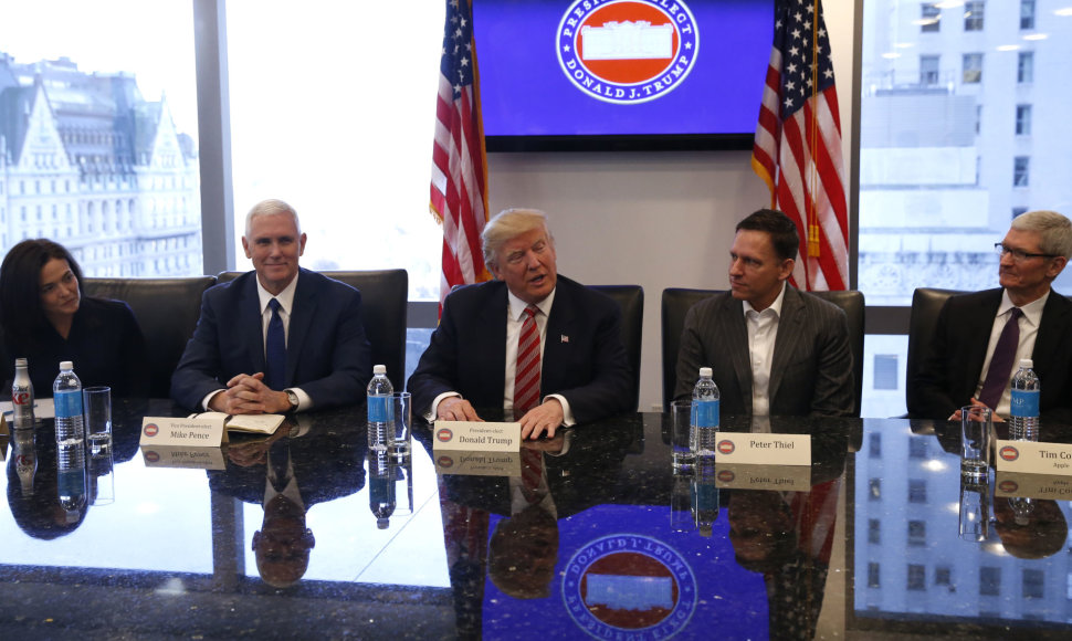 Donaldas Trumpas trečiadienį susitiko su kelių svarbiausių technologijų kompanijų vadovais.