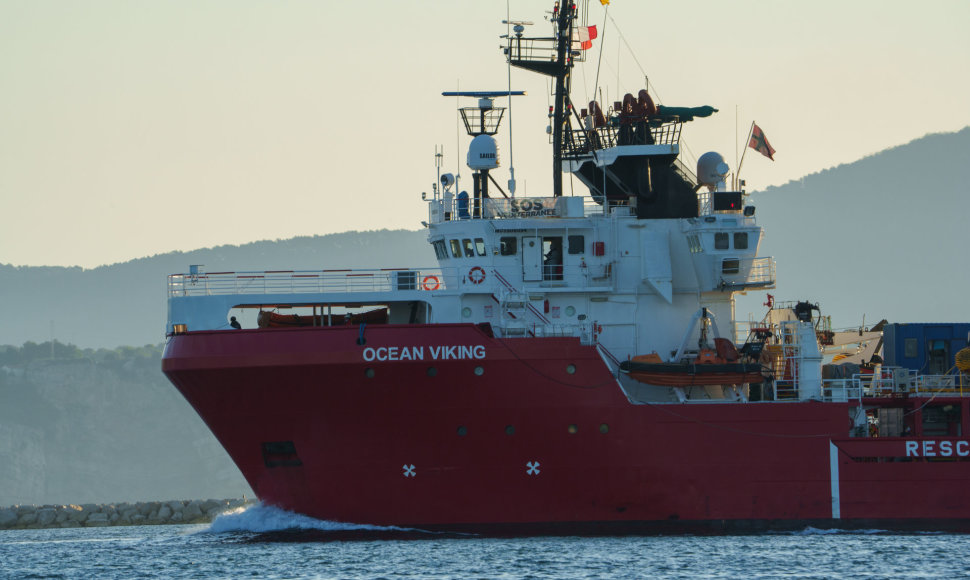 Migrantus gabenantis laivas „Ocean Viking“ prisi6vartavo Tulono uoste